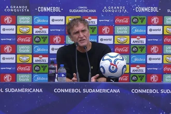 “Oportunista”: Cuca se irrita com repórter após eliminação do Santos