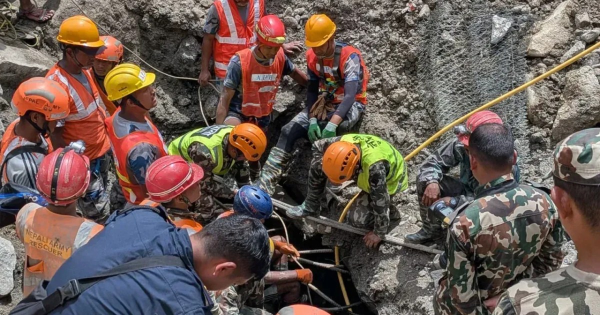 Homens resgatados em usina no Nepal após nove dias presos chegam a hospital