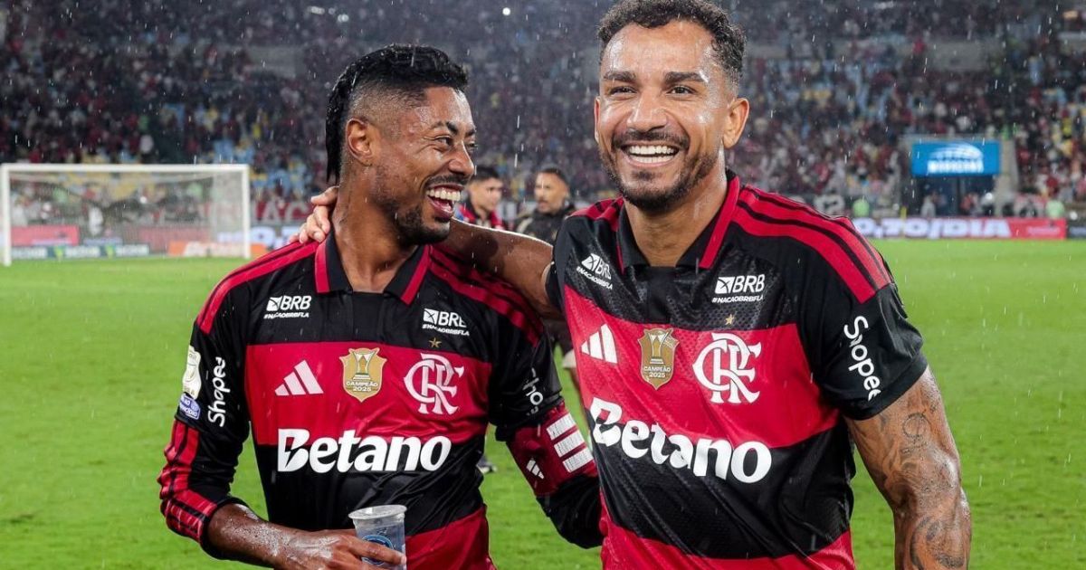 Danilo, zagueiro do Flamengo, em campo durante partida