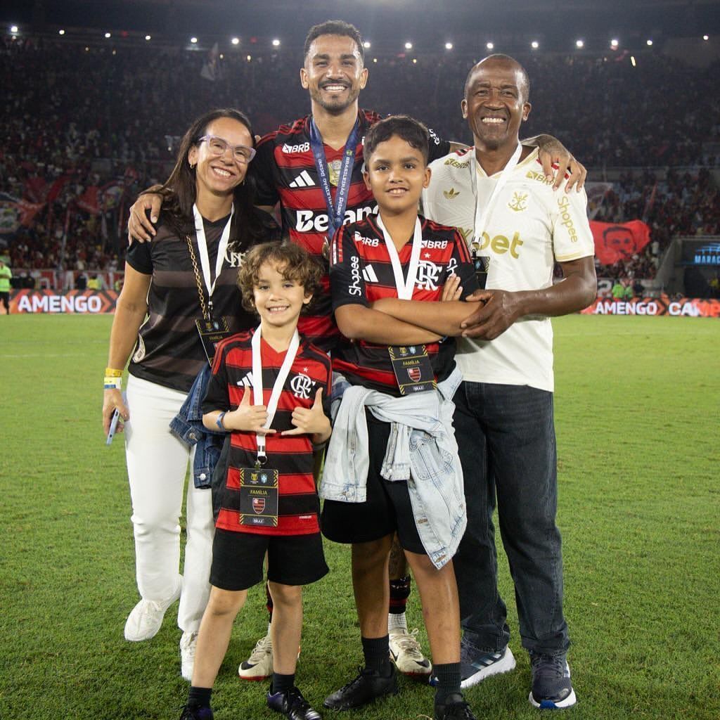 Danilo com os filhos em campo após a conquista do Brasileirão de 2025 • Reprodução/Instagram/@daniluiz2