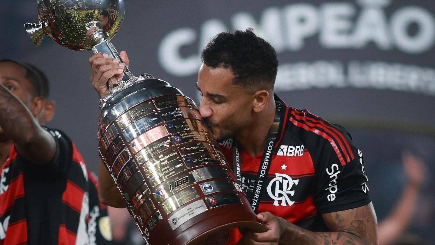 Danilo beija a taça da Libertadores de 2025