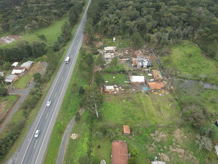 Imagens aéreas da área atingida em Três Barras (SC) • Coordenadoria Regional de Defesa Civil.