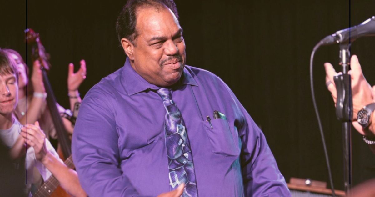 Daryl Davis em entrevista, usando uma guitarra e vestindo camisa casual.