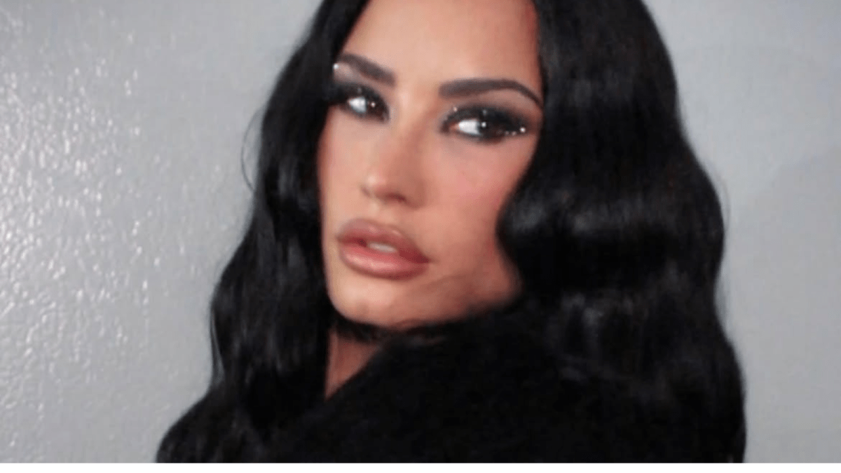 Demi Lovato é flagrada em avião e diverte fãs: “Gente como a gente”