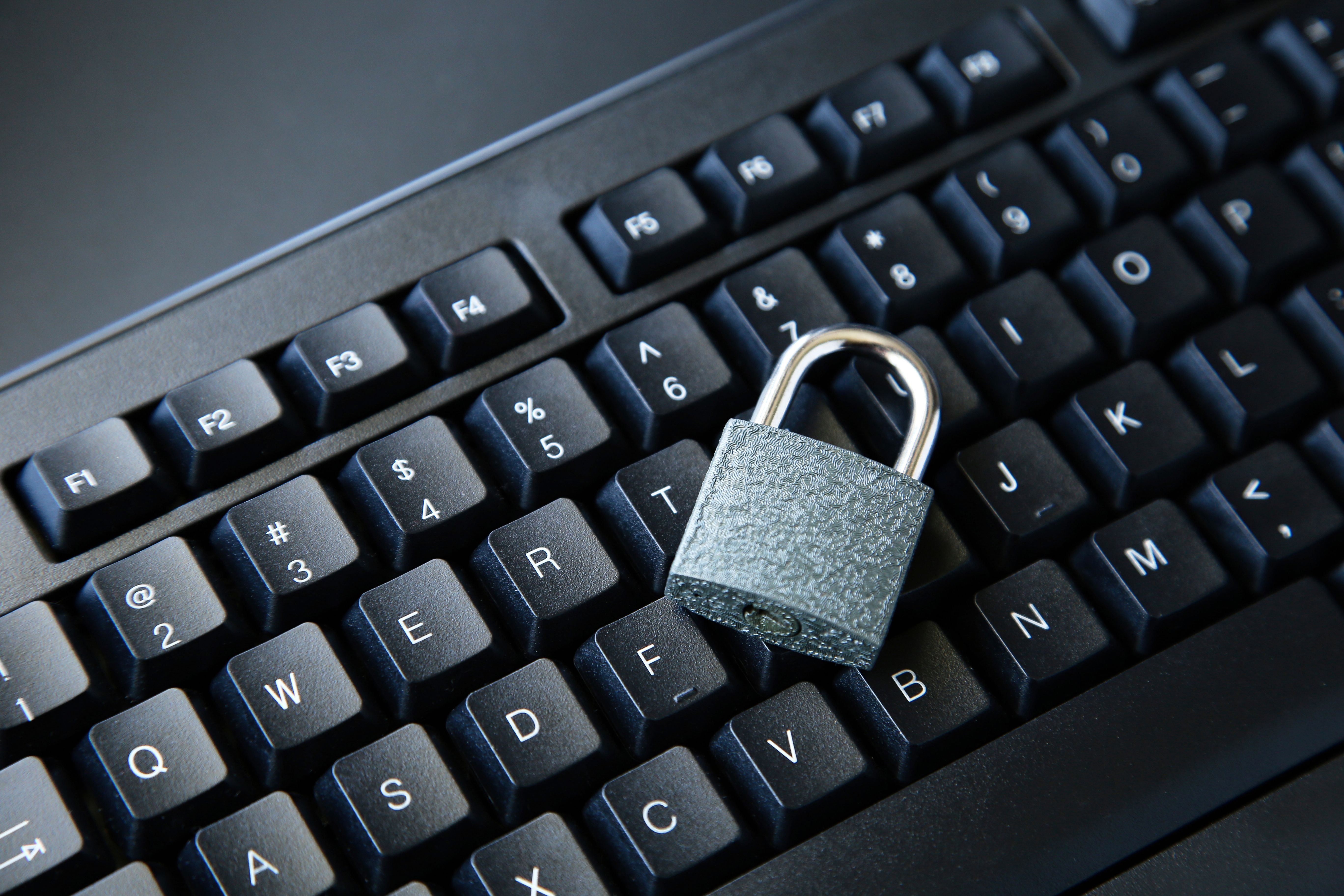 Cadeado em cima de teclado para representar cibersegurança,