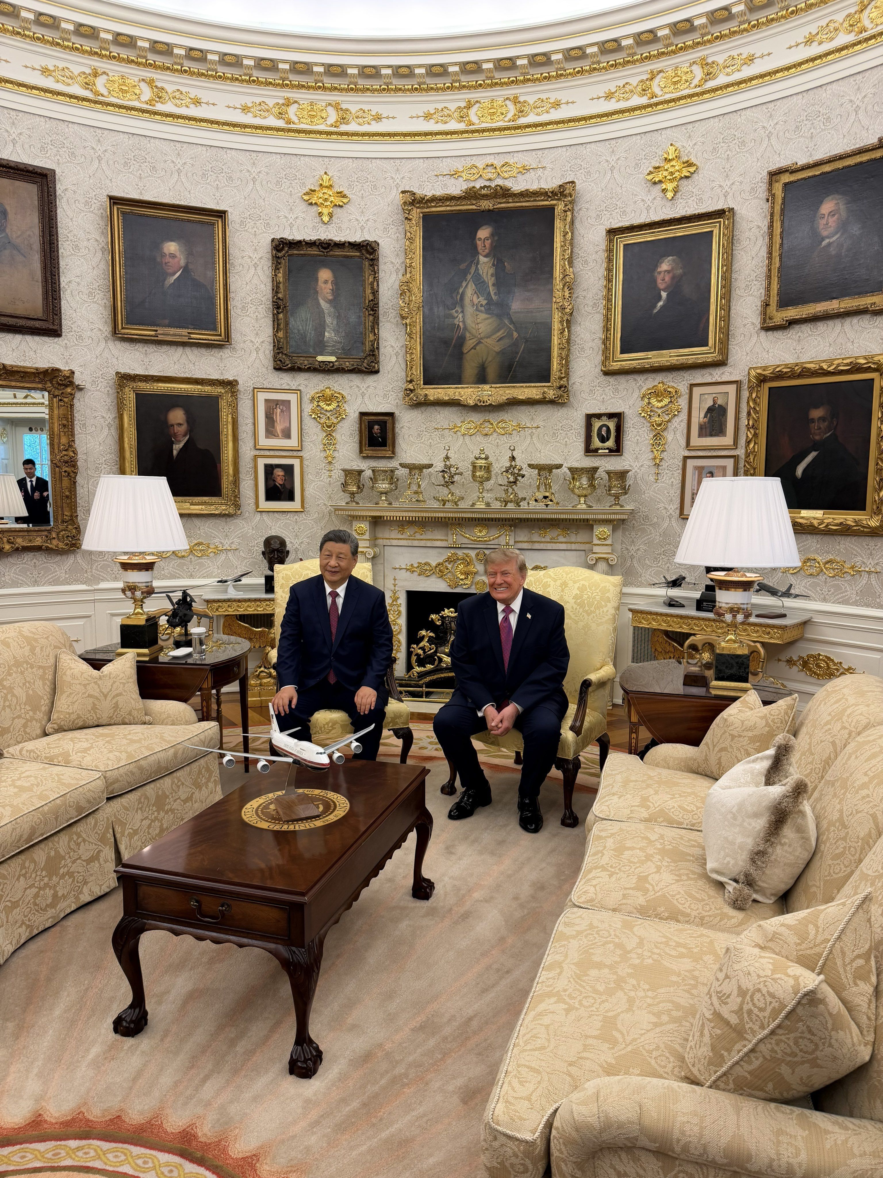 Xi Jinping, presidente da China, e Donald Trump, presidente dos Estados Unidos, reunidos no Salão Oval da Casa Branca • @MargoMartin47/X