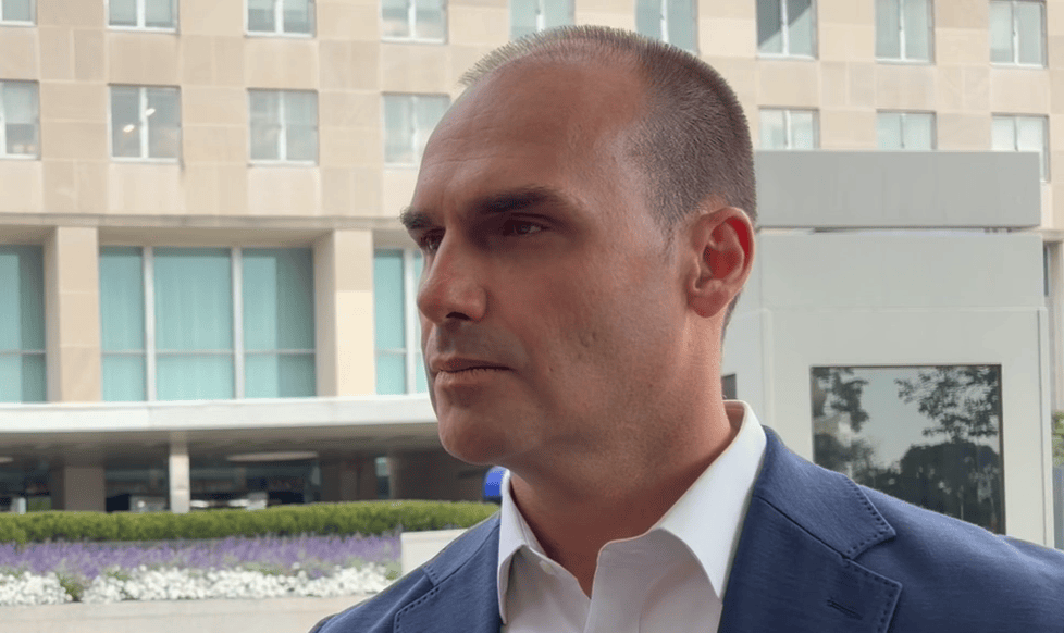 Eduardo defende saída de Flávio Bolsonaro do país em caso de derrota