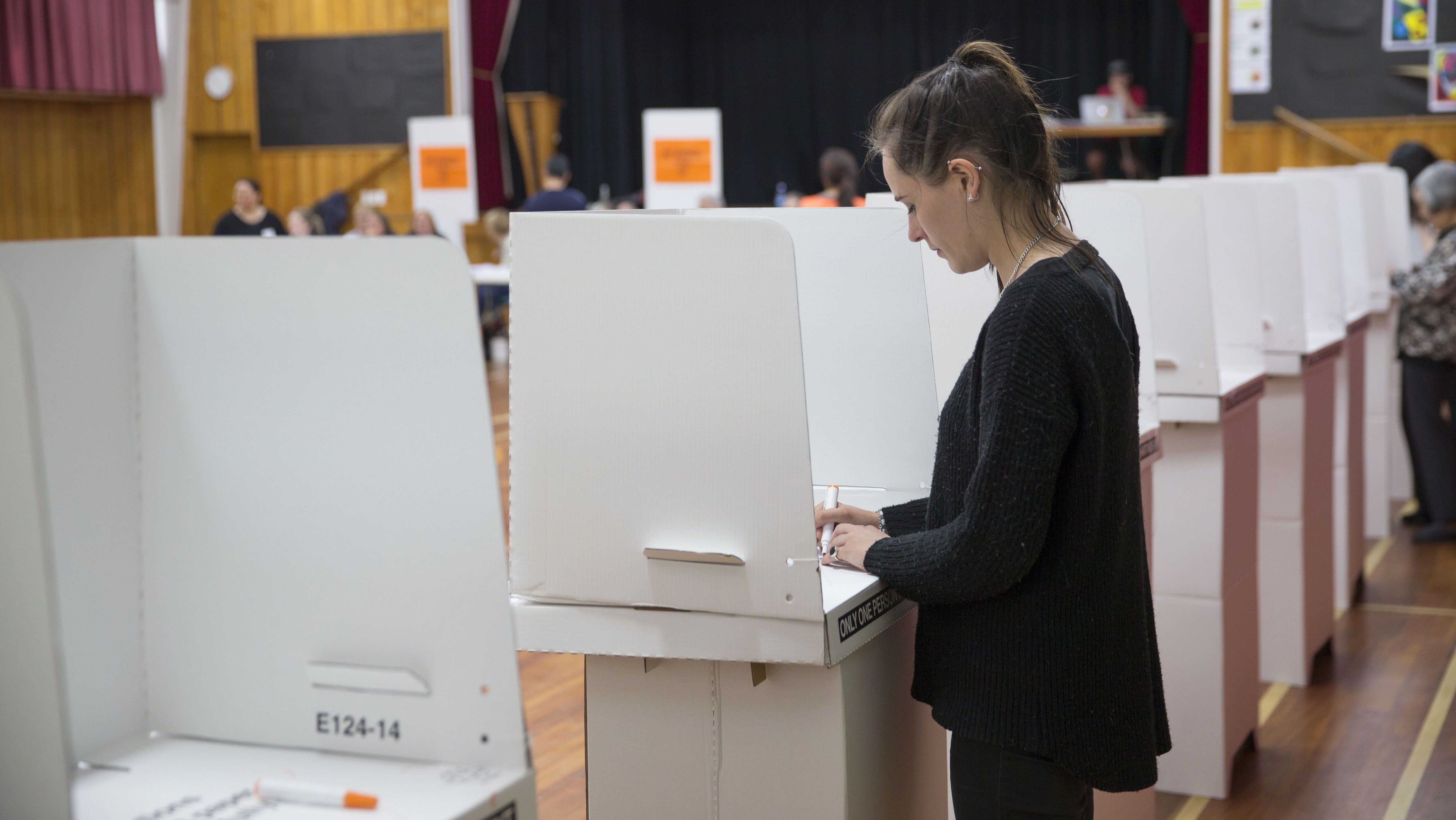 Eleitora vota na Nova Zelândia