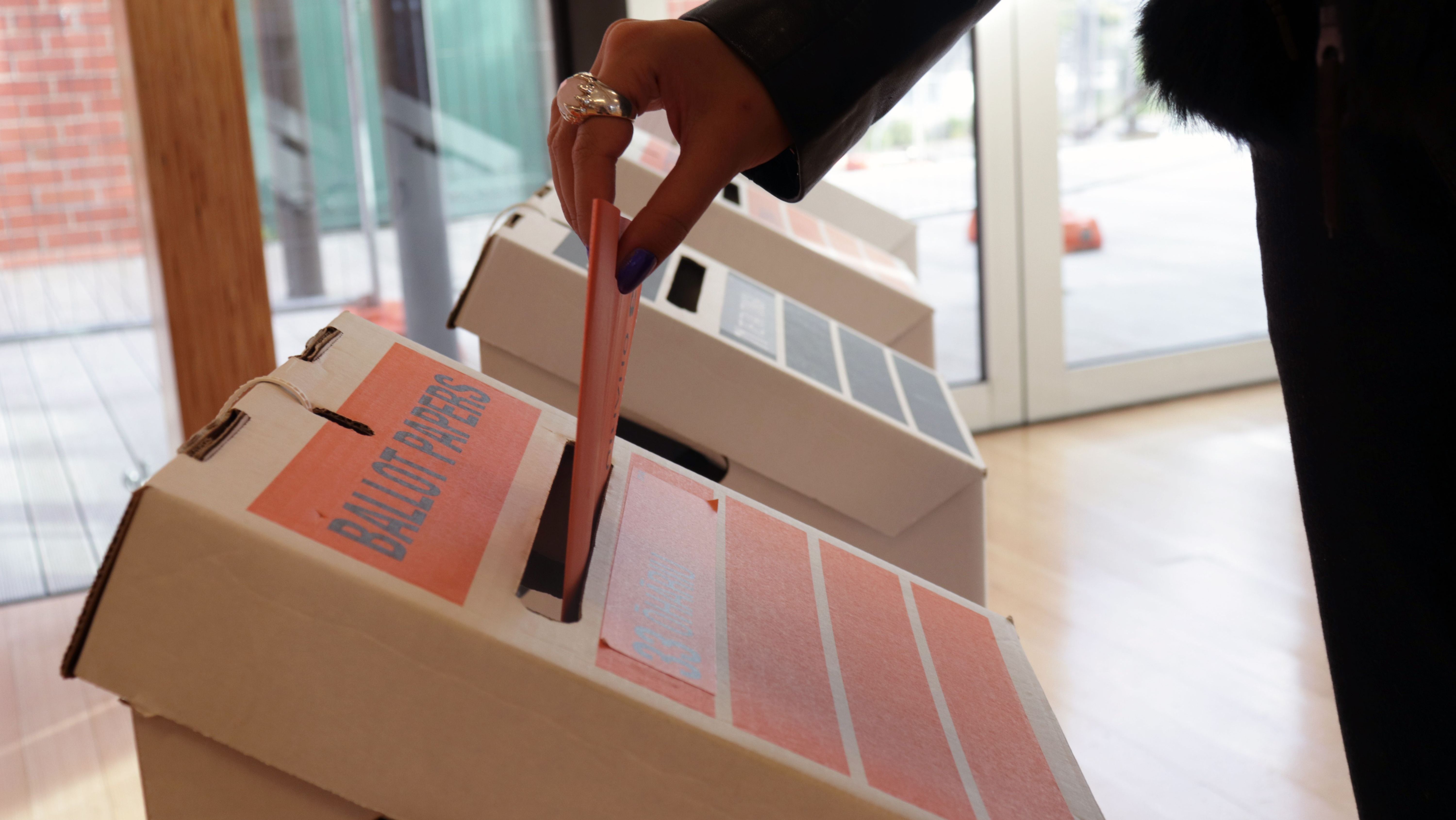 Eleitora utiliza urna para simulação de votação em Wellington, na Nova Zelândia • Comissão Eleitoral da Nova Zelândia