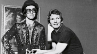 Elton John lamenta morte de Bob Mackie: "Amava o glamour tanto quanto eu"