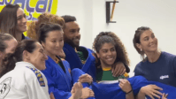 Jovem viraliza ao encontrar atores de "Emily em Paris" no jiu-jitsu em SP