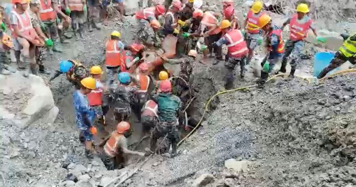 Imagem de uma área afetada por enchentes no Nepal com destruição de casas e água barrenta