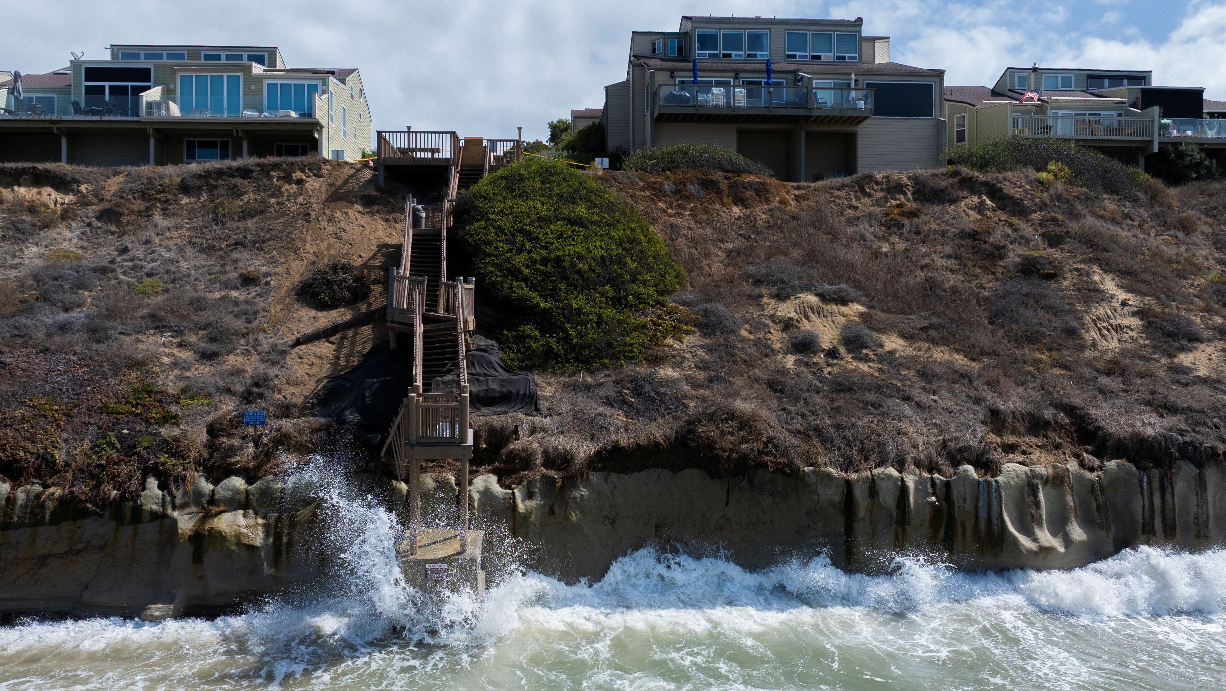 Pequenas ondas batem contra penhasco de arenito em Encinitas, na Califórnia