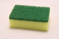 Colocar uma esponja na gaveta de legumes e frutas da geladeira ajuda a absorver umidade e conservar alimentos