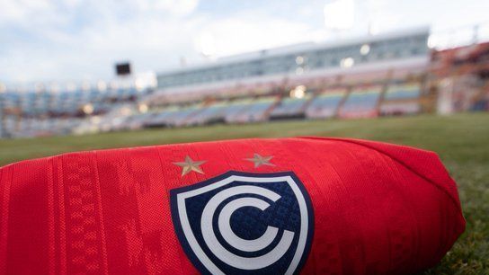 Camisa do Cienciano no estádio Inca Garcilaso de la Vega, em Cusco, no Peru