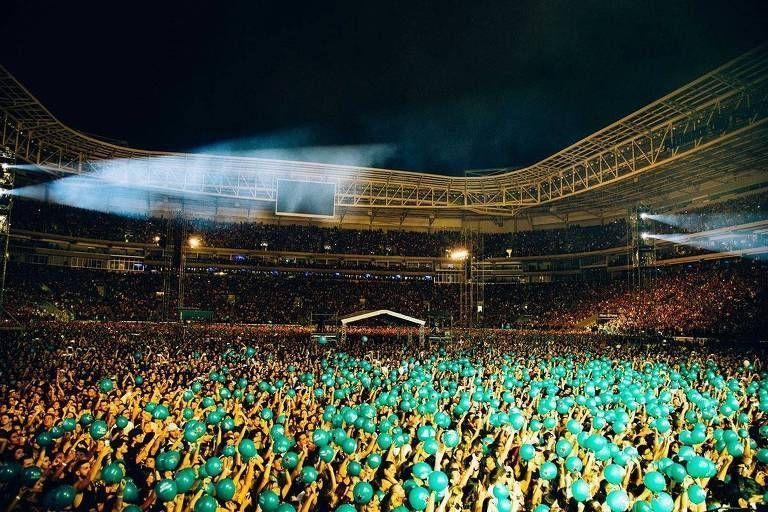 Homenagem para Adam Levine em comemoração ao seu aniversário em 2016, durante show no Brasil • Reprodução/Renato Bodeman