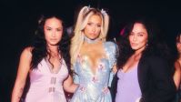 Demi Lovato posa com Vanessa Hudgens em festa de Paris Hilton; veja fotos