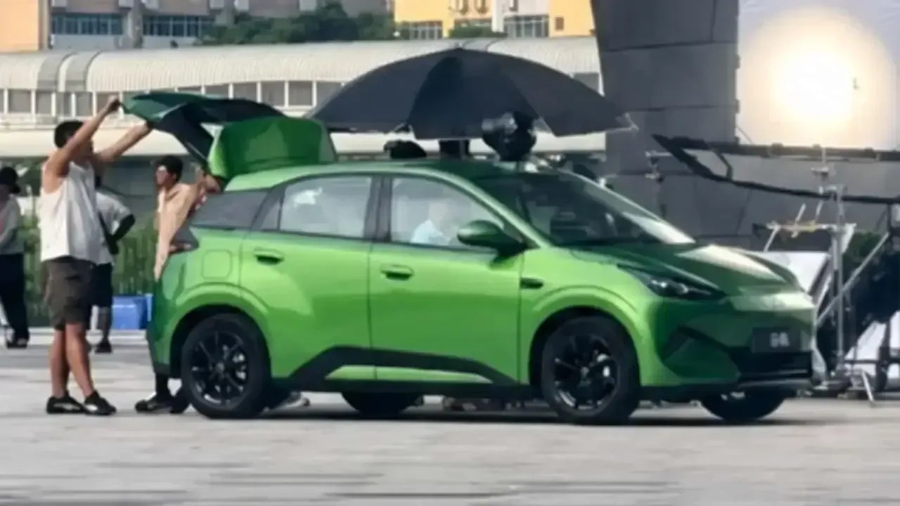 Novo Dolphin Mini durante gravação • Elétricos da China/Instagram/Reprodução