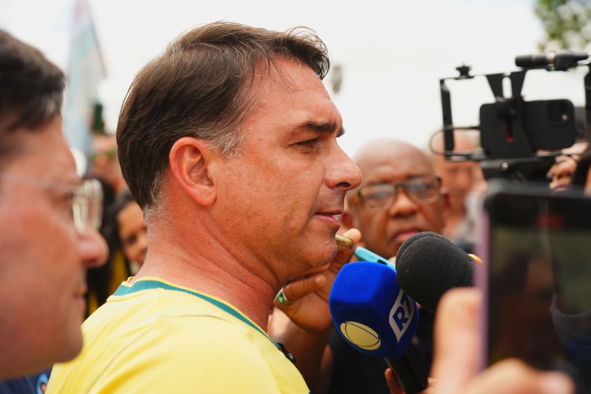 Flávio Bolsonaro diz que não irá mais para debate da TV Globo