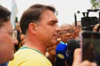 Campanha de Flávio Bolsonaro apela a Caiado e fala em ministério