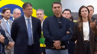 Antes de ato, Flávio ora pelo pai e Tarcísio prega em igreja evangélica