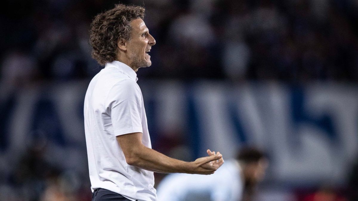 Uruguai perde para o Japão em estreia de Forlán como técnico