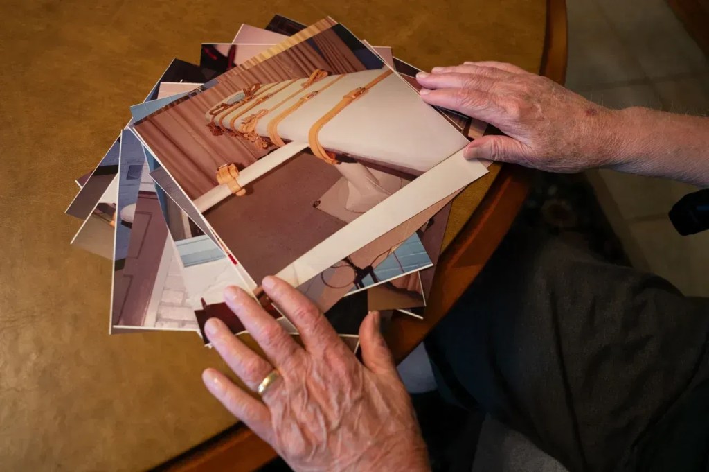 McAndrew examina fotografias de sua época trabalhando em execuções na Flórida e no Texas