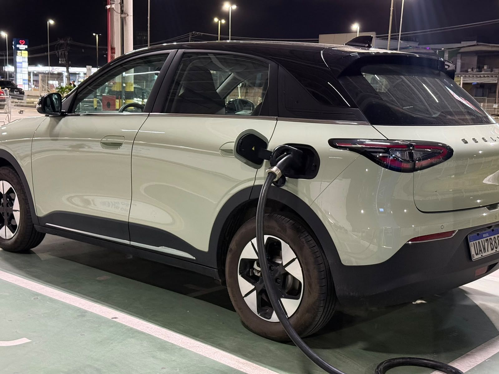 Geely EX2 em carregamento do carro • Rodrigo Barros/CNN Brasil