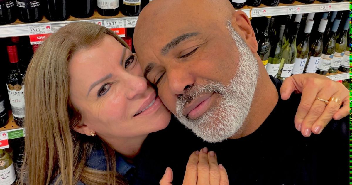 Esposa de Rick deixa os EUA e retorna ao Brasil após desaparecimento em SC