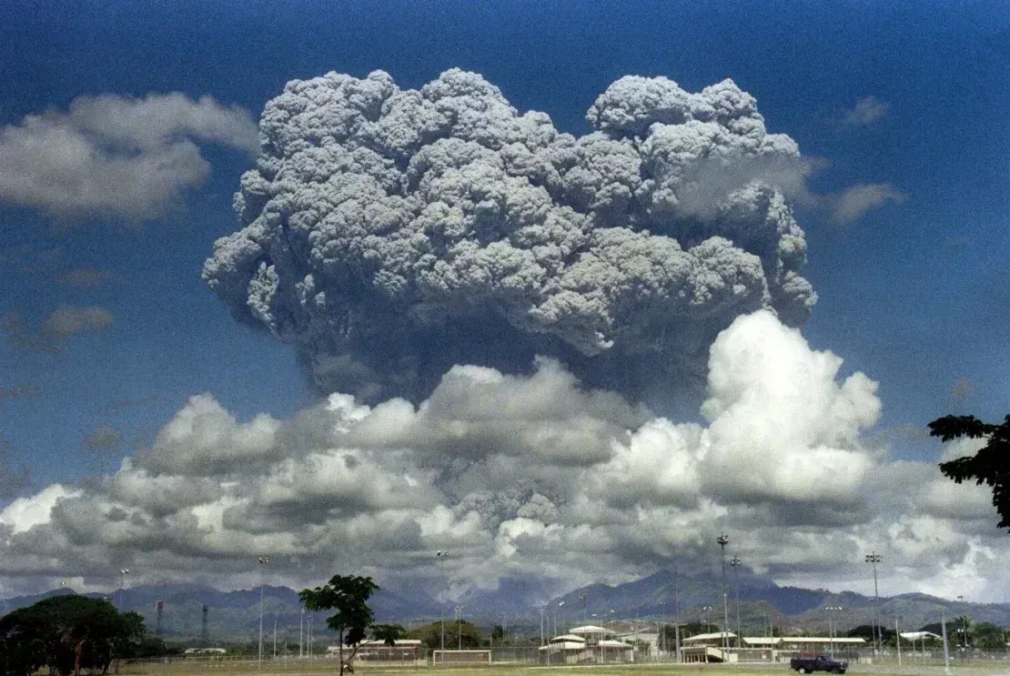 O Monte Pinatubo, nas Filipinas, entrou em erupção em 12 de junho de 1991, lançando uma nuvem de cinzas na atmosfera que causou um resfriamento das temperaturas globais. • Arlan Naeg/AFP/Getty