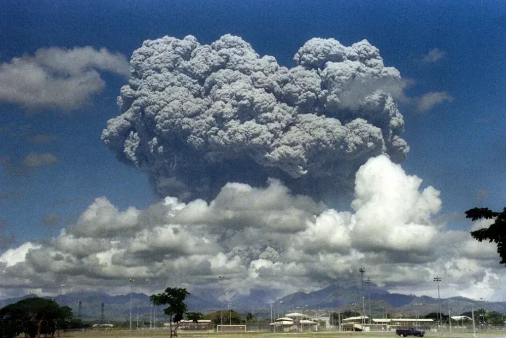 O Monte Pinatubo, nas Filipinas, entrou em erupção em 12 de junho de 1991, lançando uma nuvem de cinzas na atmosfera que causou um resfriamento das temperaturas globais. • Arlan Naeg/AFP/Getty