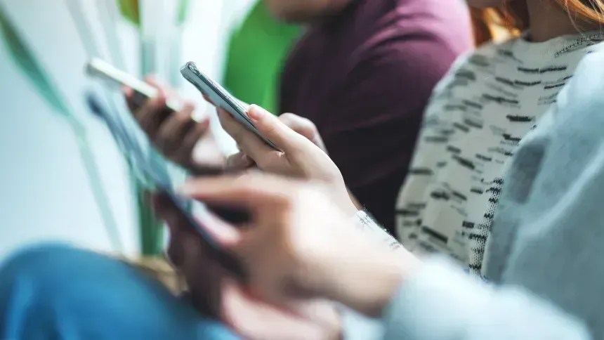 Assim como os adultos, as crianças podem se deixar levar e perder a noção do tempo nas redes sociais • Farknot_Architect/iStockphoto/Getty Images