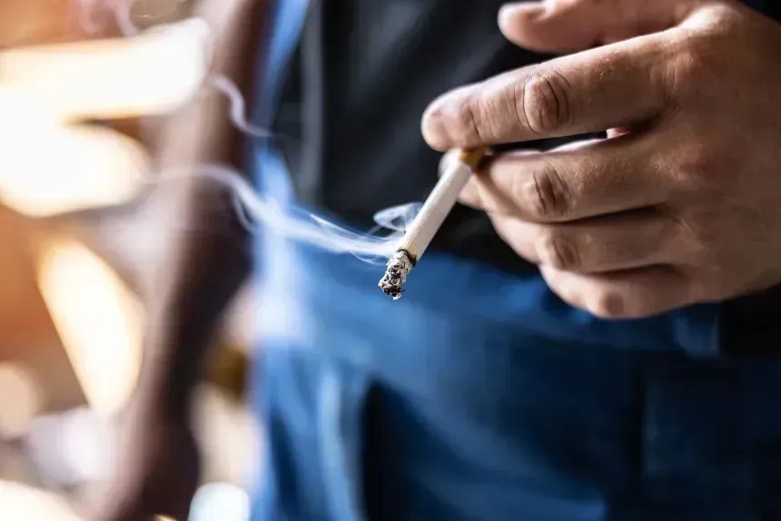 De acordo com a Dra. Leana Wen, os produtos químicos presentes na fumaça do cigarro afetam o sistema cardiovascular, danificando os vasos sanguíneos e causando o acúmulo de placas dentro das artérias. • SimpleImages/Moment RF/Getty Images