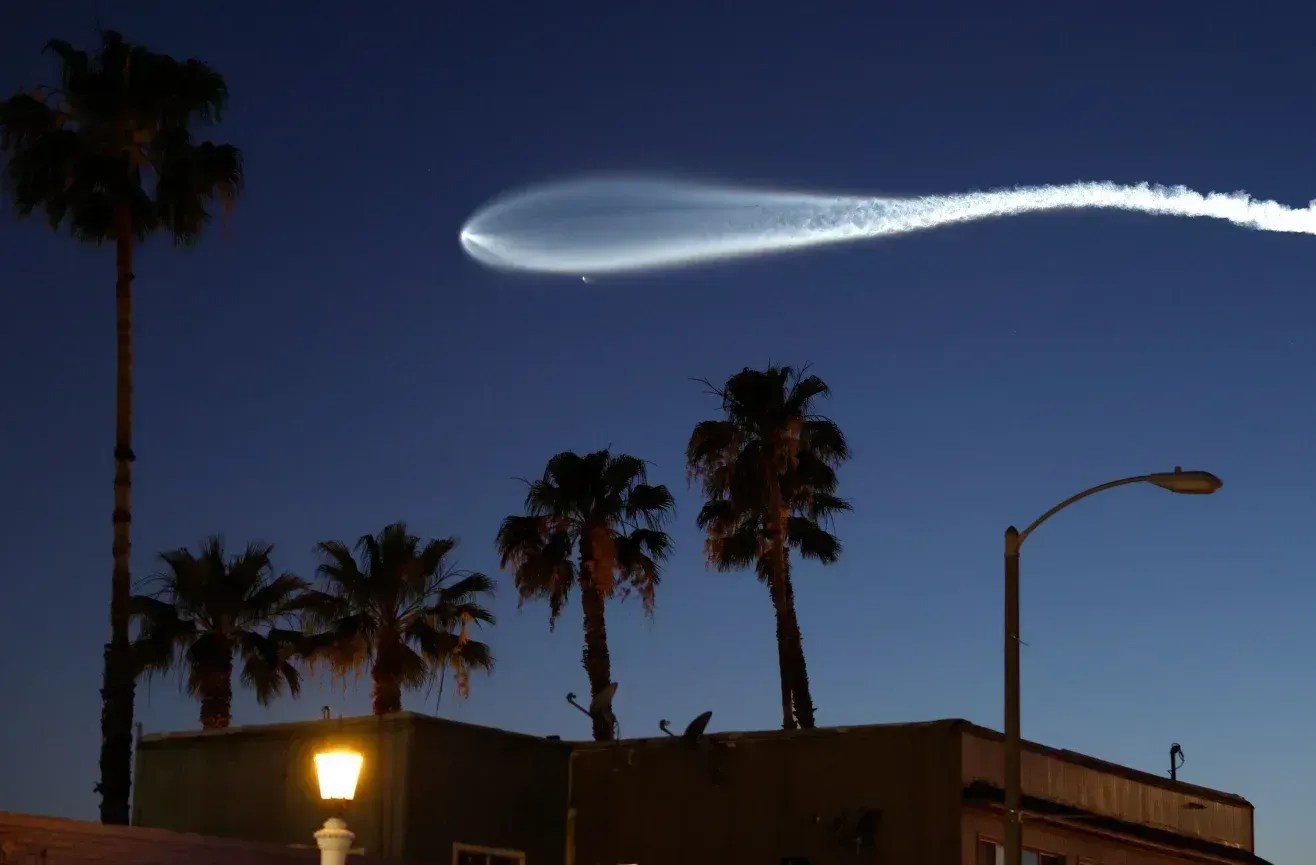 Um foguete Falcon 9 da SpaceX sobe após ser lançado da Base da Força Espacial de Vandenberg, transportando 25 satélites de internet Starlink, em 6 de abril. • Mario Tama/Getty Images