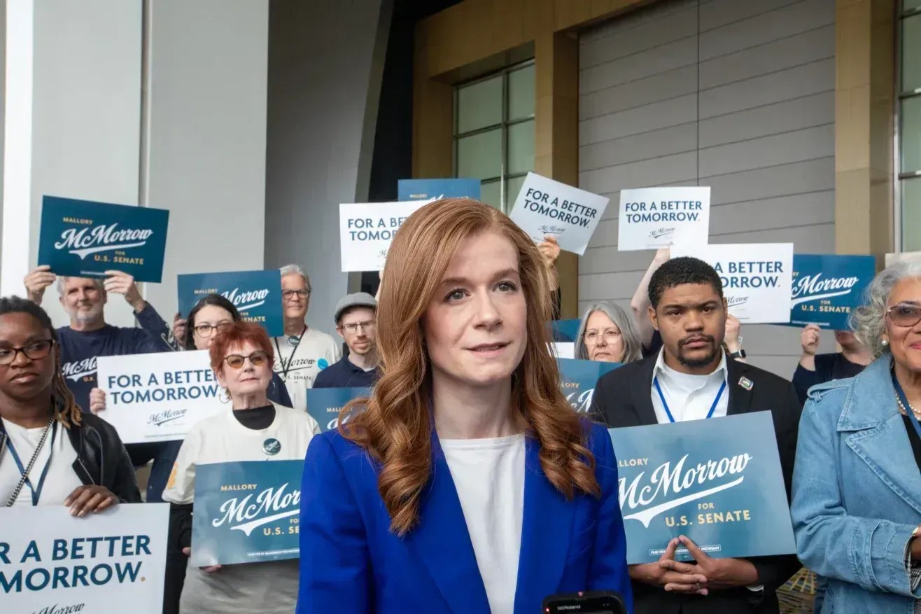 Mallory McMorrow faz campanha na Convenção de Nomeação Democrata de Michigan em Detroit, Michigan, em 19 de abril de 2026. • Jim West/UCG/Universal Images Group/Getty Images