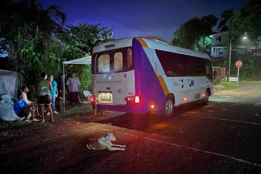 Uma equipe do programa Moonlight da Medical Services Pacific oferece testes gratuitos de HIV durante uma visita de extensão a um bairro de Suva, Fiji, em 19 de março de 2026. • AFP/Getty Images