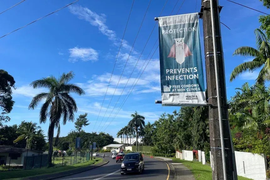 Um cartaz de conscientização sobre o HIV foi exibido em uma das principais vias de Suva, Fiji, em 19 de março de 2026. • AFP/Getty Images