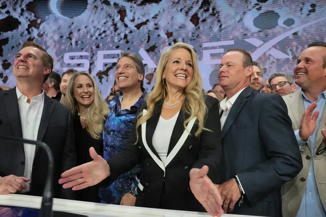 Gwynne Shotwell, presidente da SpaceX, junta-se à liderança da empresa enquanto tocam o sino de abertura no Nasdaq Marketsite, no lançamento da oferta pública inicial da empresa em junho. • Spencer Platt/Getty Images