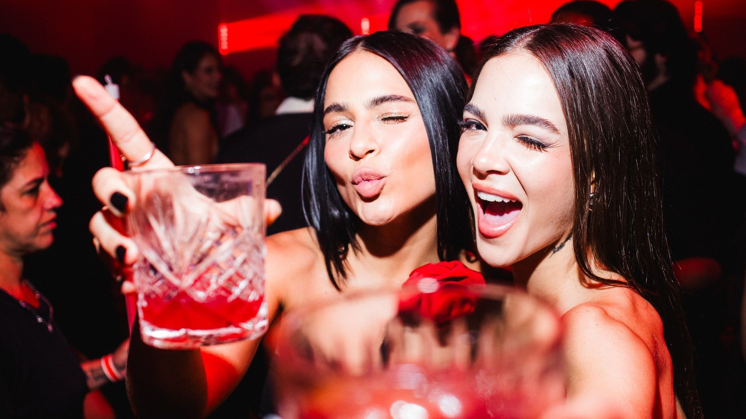 Giullia Buscacio e Mel Maia celebram 15 anos de Netflix no Brasil