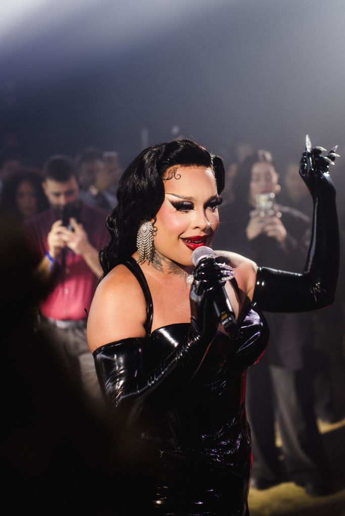Gloria Groove celebra 15 anos de Netflix no Brasil