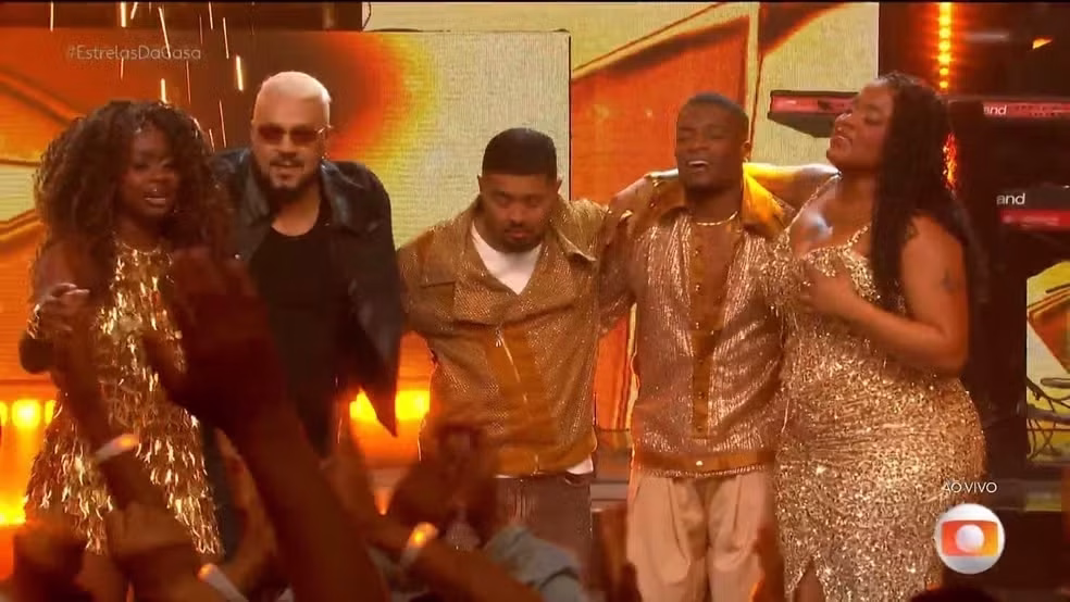 Vick Nunes, Hanaya, David Natel e Uel com o mentor Belo no palco do Estrelas da Casa