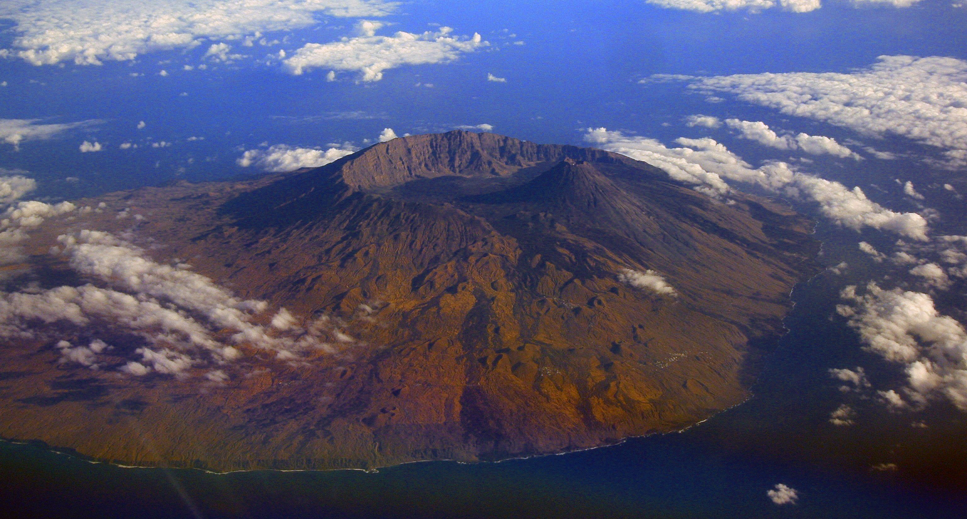 Foto aérea da Ilha do Fogo, em Cabo Verde, tirada da cabine do piloto de um Airbus.