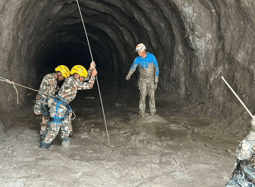 Operação de resgate no túnel de uma usina hidrelétrica no Nepal
