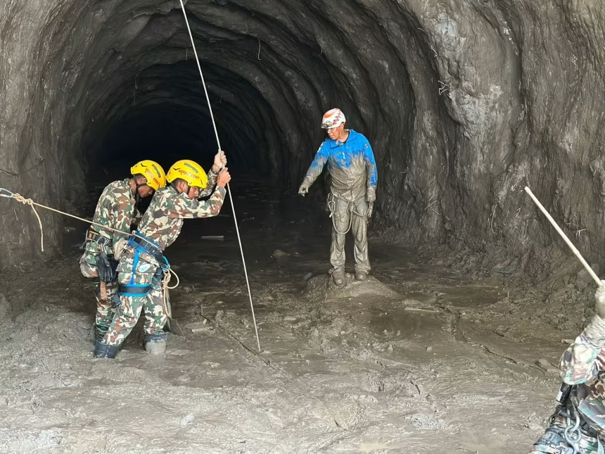 Homens resgatados em usina no Nepal após nove dias presos chegam a hospital