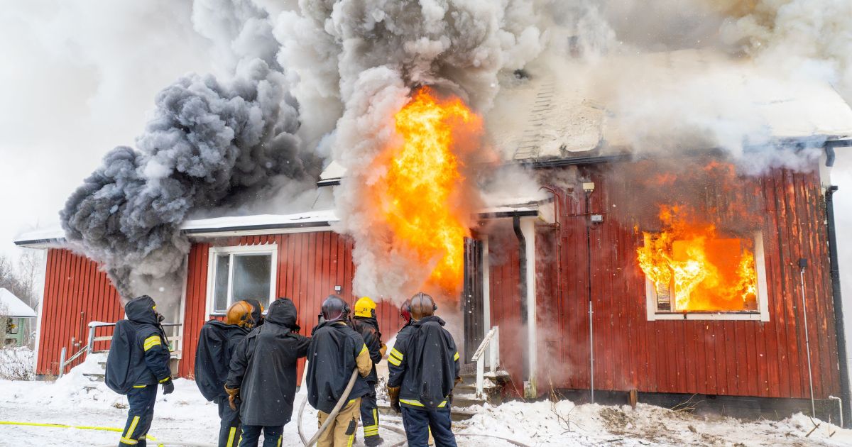 Experimento sugere que deixar a porta fechada durante um incêndio apresenta menos riscos à saúde do que deixar a porta aberta