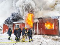Experimento sugere que deixar a porta fechada durante um incêndio apresenta menos riscos à saúde do que deixar a porta aberta
