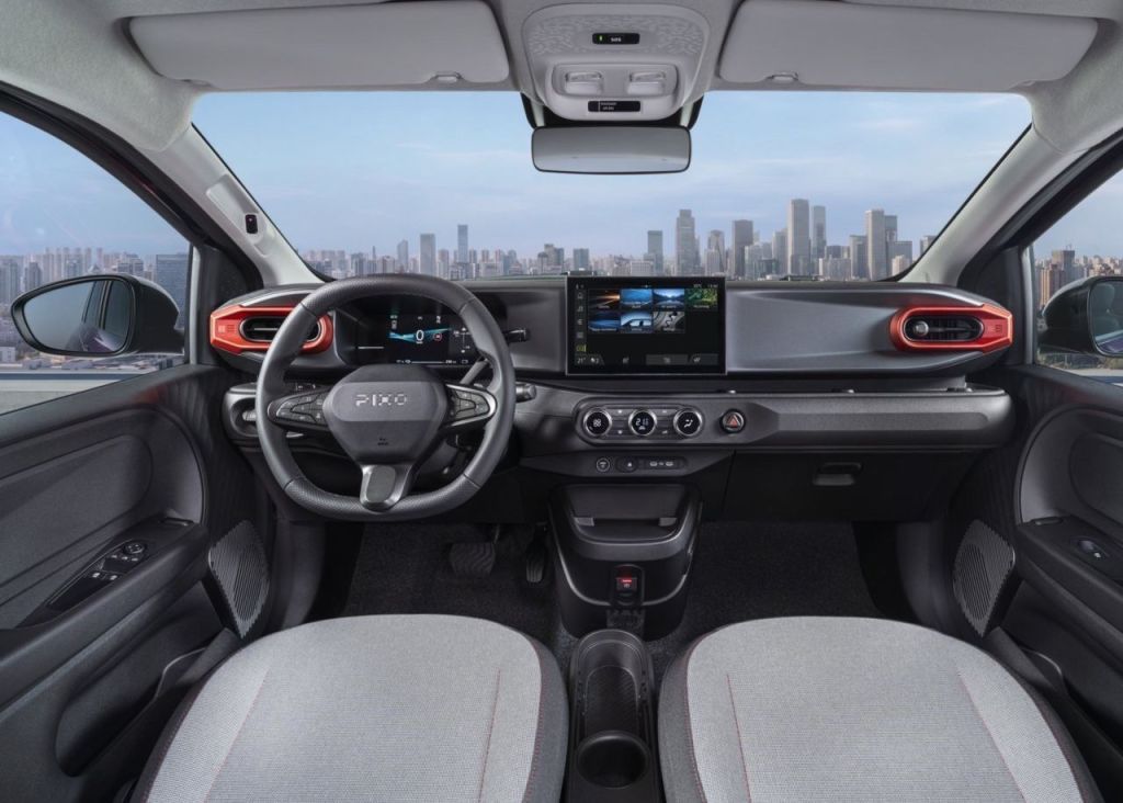Interior do novo Nissan Pixo • Divulgação
