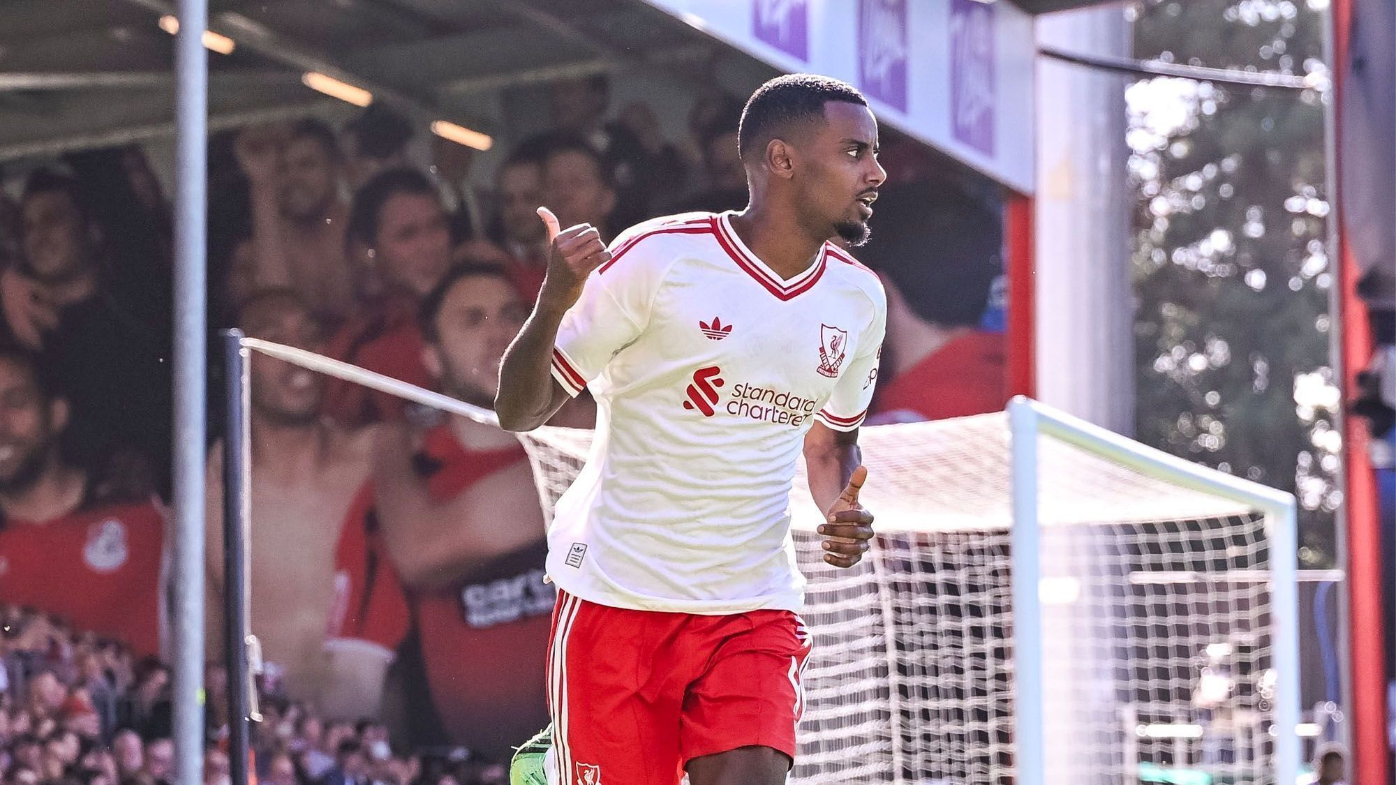Isak comemora gol pelo Liverpool