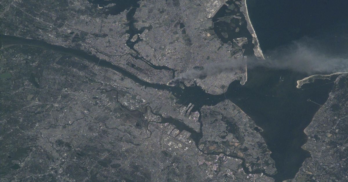 Aviões se chocam contra torres do World Trade Center e provocam pânico mundial: veja como a Nasa acompanhou o atentado do espaço