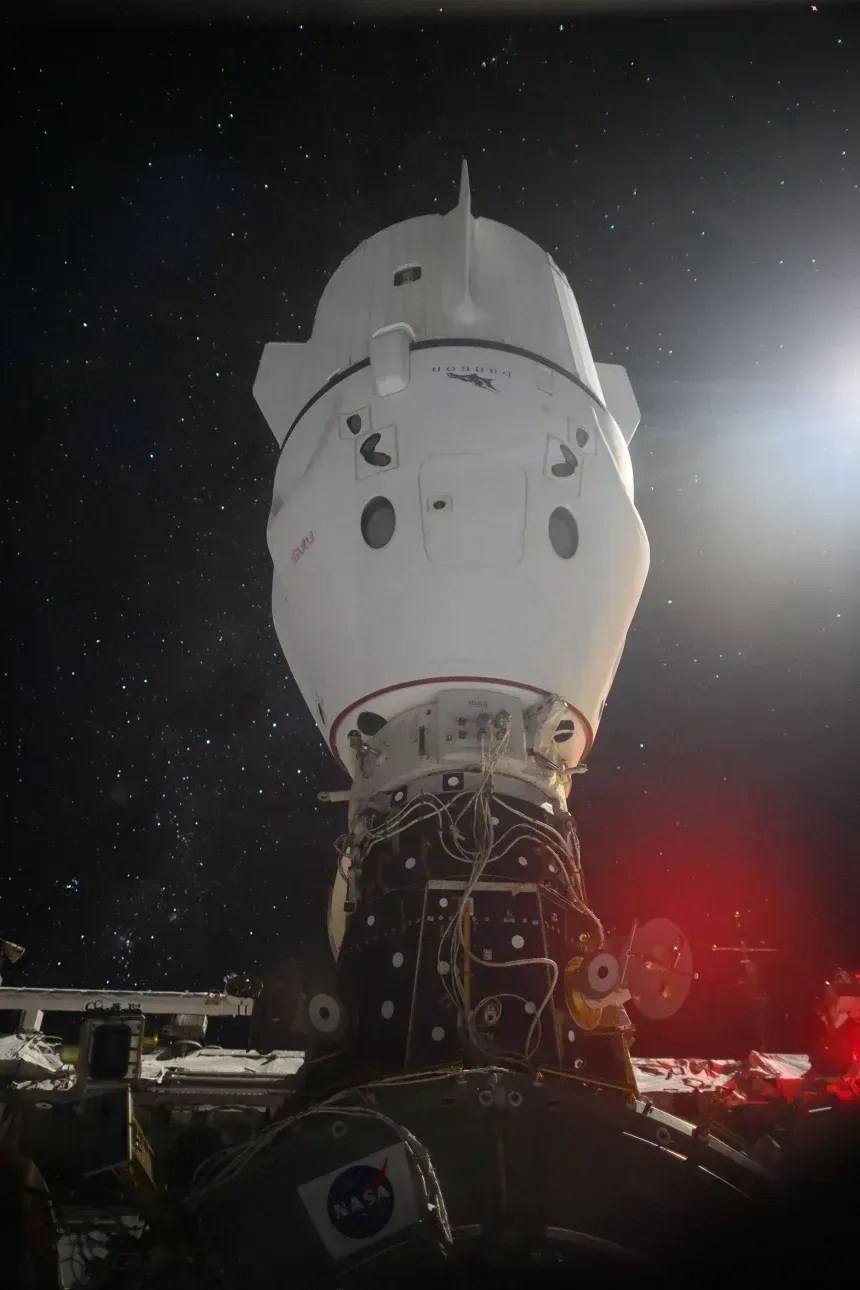 A espaçonave Dragon Endeavour da SpaceX é mostrada acoplada à porta zenital do módulo Harmony da Estação Espacial Internacional, enquanto o complexo orbital se elevava a 426 quilômetros acima do Oceano Índico. • NASA